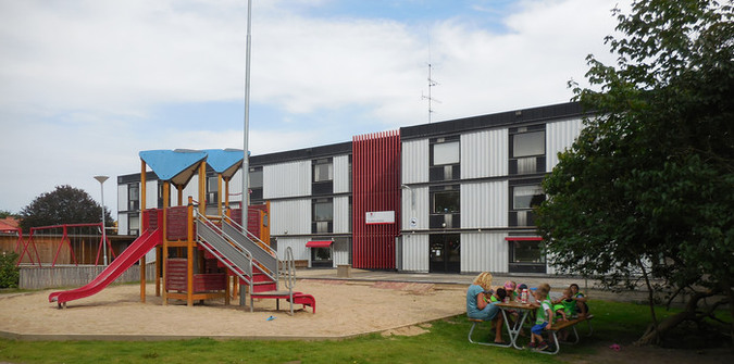 Förskola Metallen med lekplats på framsidan.