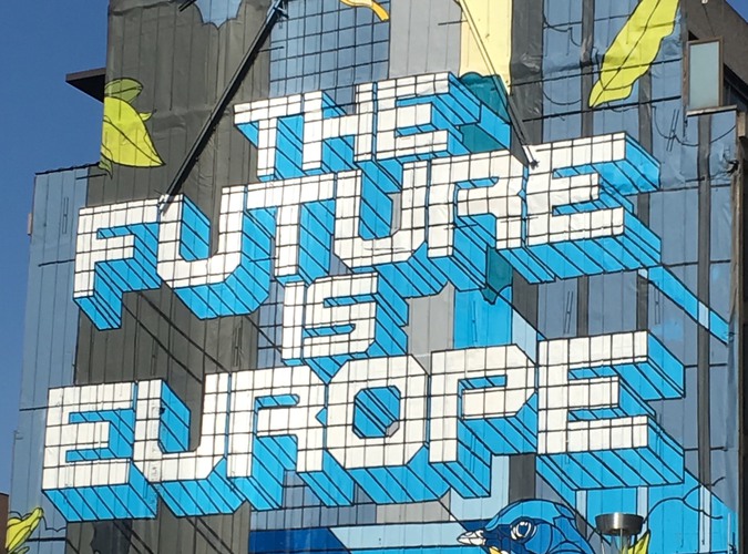 Bild på byggnad i Bryssel med texten "The future is europe"