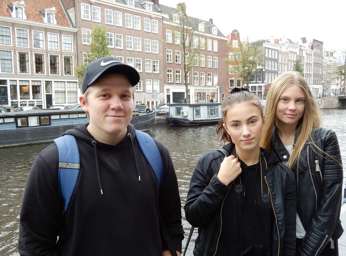 Tre elever från Bergska står utanför Anne Franks hus