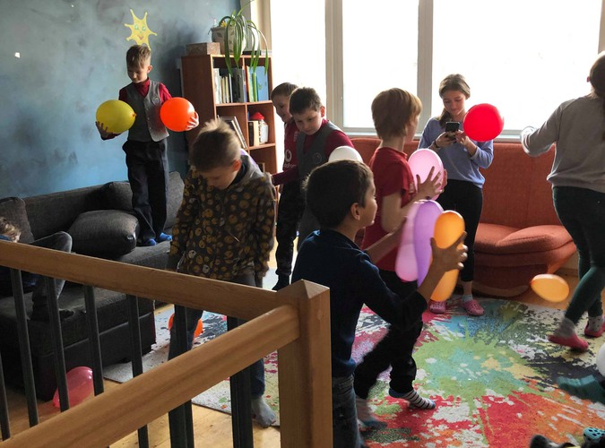 Aktiviter med barnen på praktiken. Barnen leker med ballonger