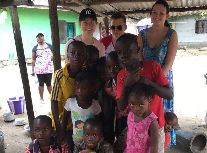 Lärare och elever från Bergska är på besök i en lärlingsklass i yrkesskolan Barnesville i Liberia.