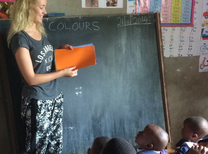 Ellinor håller i en lektion för barnen i Tanzania. Bilden är tagen i ett klassrum
