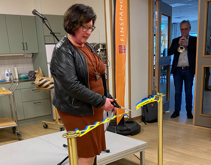 Socialrådet Riitta Leiviskä-Widlund klipper ett blå-gult band.