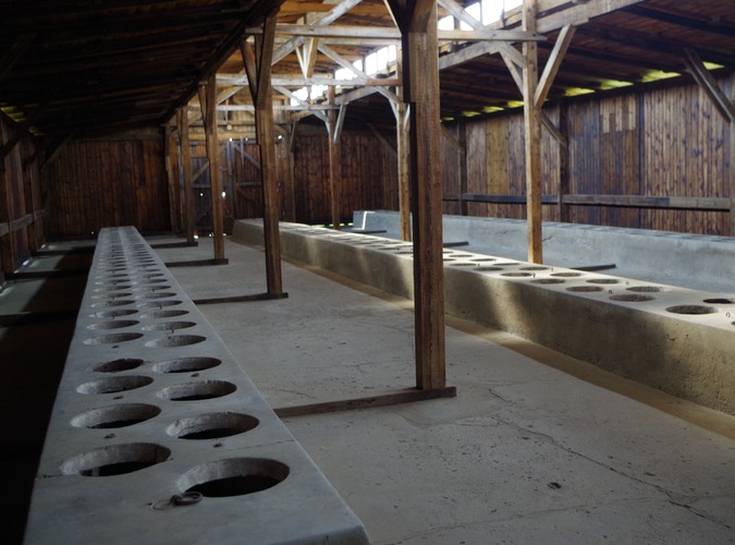 Bild från ett före detta koncentrationsläger i Polen. Bilden är tagen i en byggnad med toaletter