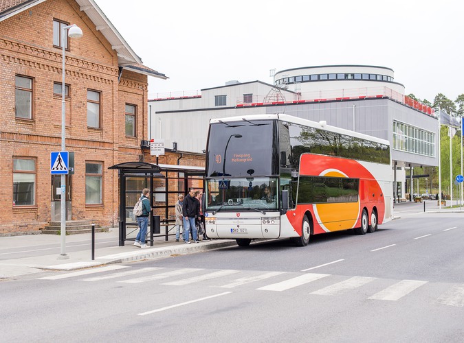 Buss vid busshållplatsen utanför Bildningen i centrala Finspång